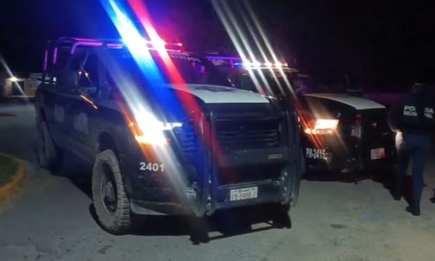 Como de película, choca y lesiona a un hombre y desata persecución en Parras