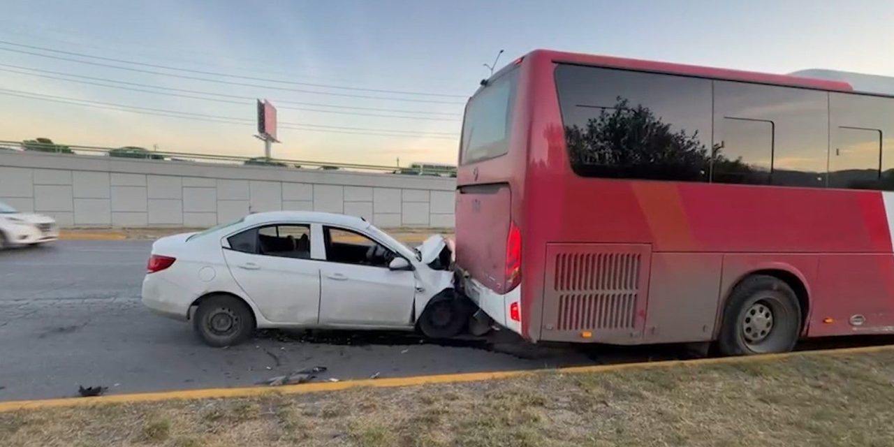 Choca contra autobús estacionado en Saltillo y termina detenido