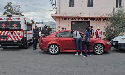 Choque entre automóvil y transporte deja tres lesionados en Bellavista