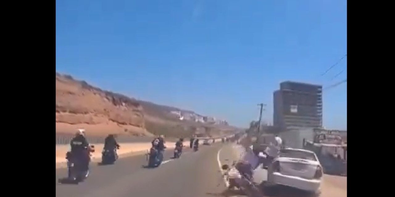 Motociclista sufre aparatoso choque tras intentar rebasar por la derecha en la autopista Rosarito-Ensenada