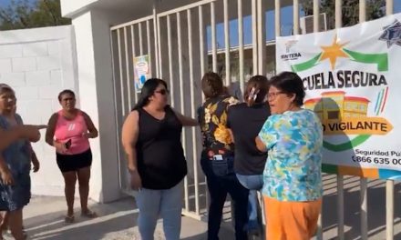 Cierran madres de familia primaria de Frontera; piden remover a directora
