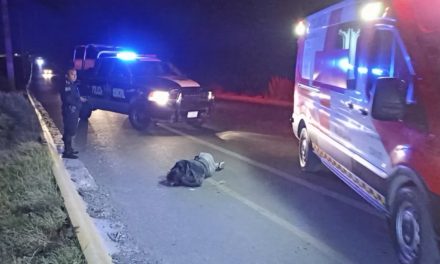 Colchón hace derrapar a motociclista y termina grave en el hospital