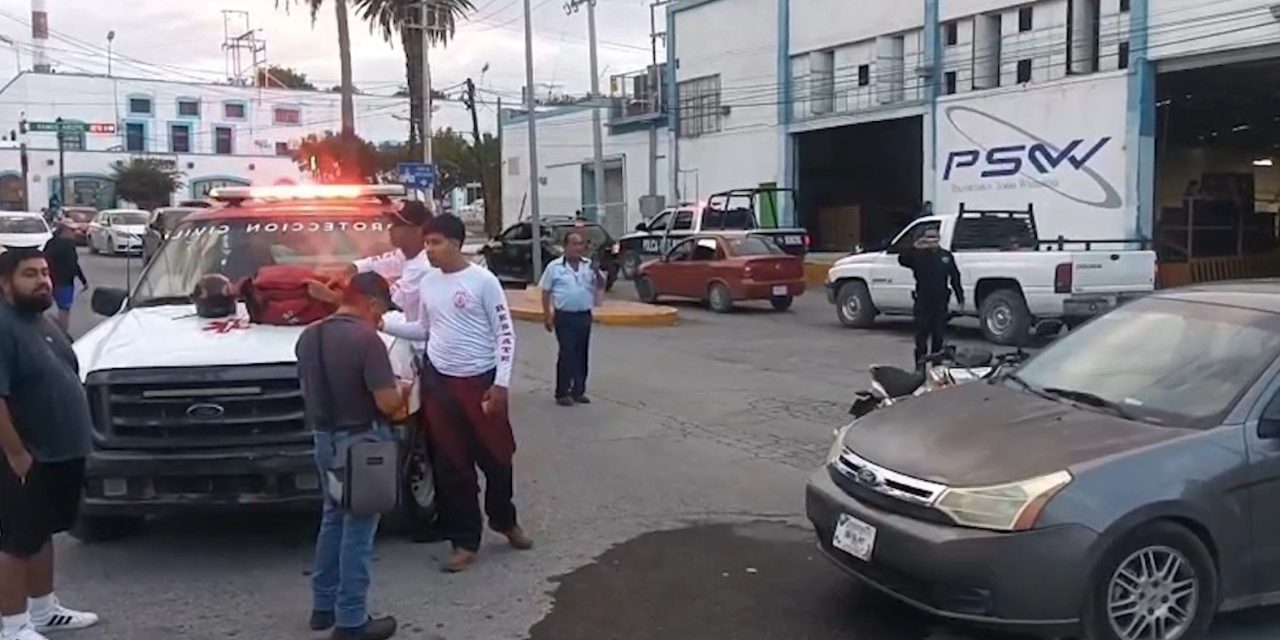 Colisión entre motocicleta y automóvil  deja daños materiales en Parras