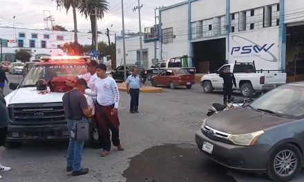 Colisión entre motocicleta y automóvil  deja daños materiales en Parras