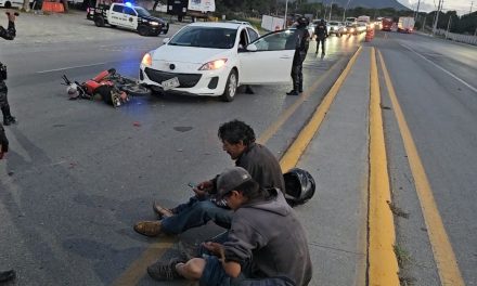 Conductora deja en el suelo a abuelito y a su nieto