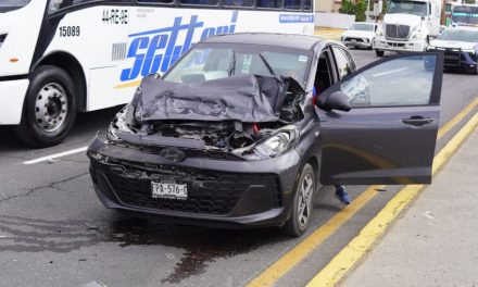 Conductora provoca aparatoso choque en la Monterrey-Saltillo; no hay lesionados