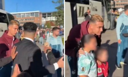 Cristiano Ronaldo detiene a equipo de seguridad para tomarse una foto con dos pequeñas fanáticas