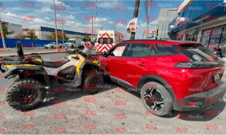 Saltillo: Joven en cuatrimoto choca contra camioneta al perder el control