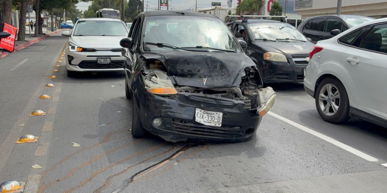 Se desmaya al volante y provoca carambola de tres vehículos en Venustiano Carranza