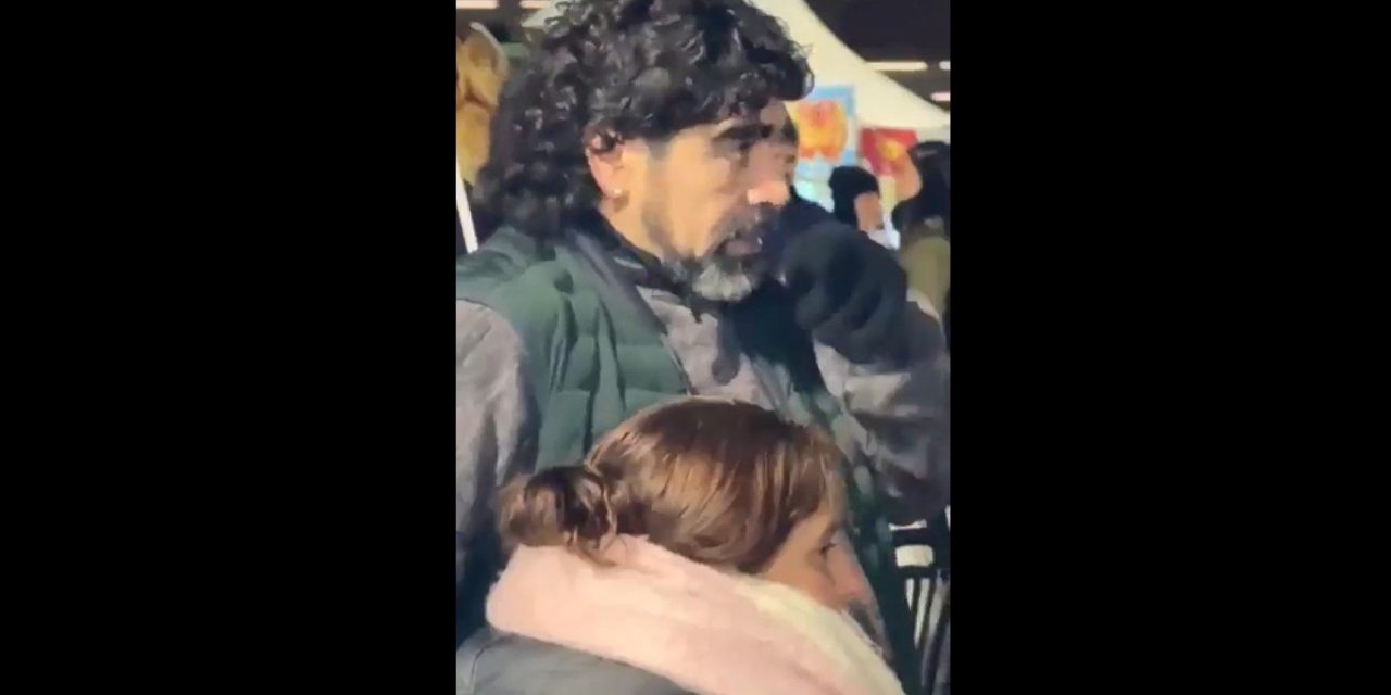 Captan a un hombre idéntico a Diego Armando Maradona y las redes explotan