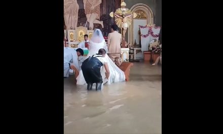 Pareja se casa con el agua a las rodillas en una iglesia de Filipinas