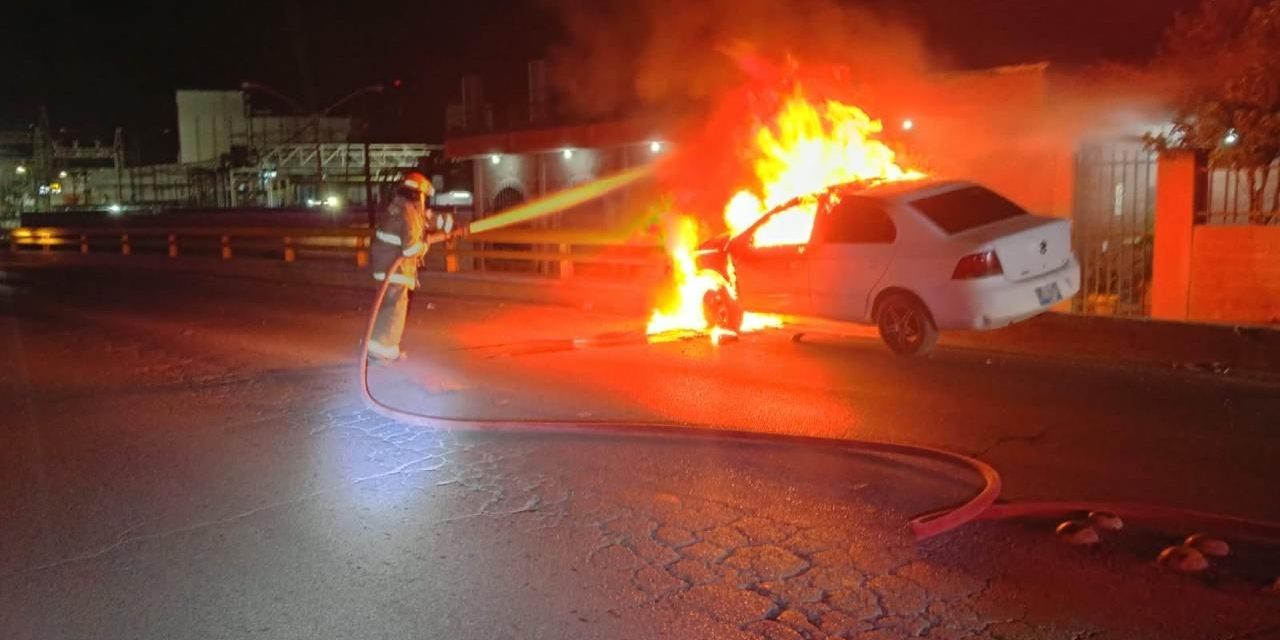 Choca contra puente y su vehículo termina envuelto en llamas sobre la carretera Saltillo-Monterrey