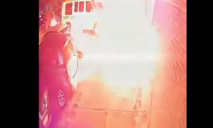 Cámara de seguridad capta momento en que dos sujetos incendian automóvil y vivienda en la Gustavo A. Madero