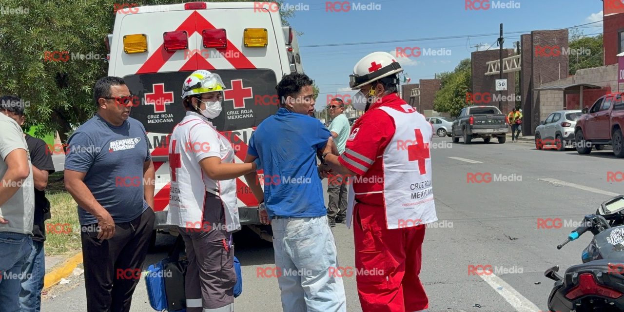 Motociclista se impacta contra camioneta en Saltillo