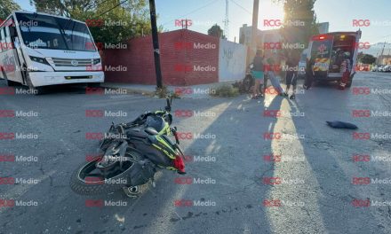 Motociclista se estrella contra auto por no hacer alto en la Bellavista