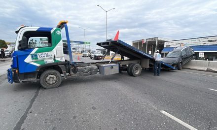 Camioneta sufre volcadura al norte de Saltillo