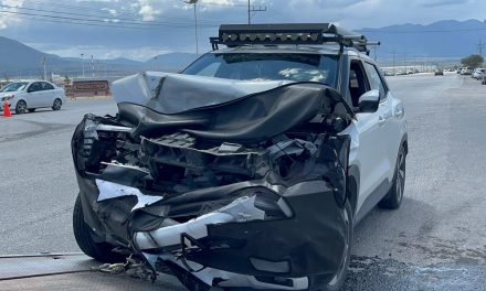 Par de camionetas sufren aparatoso accidente sobre la carretera a Derramadero
