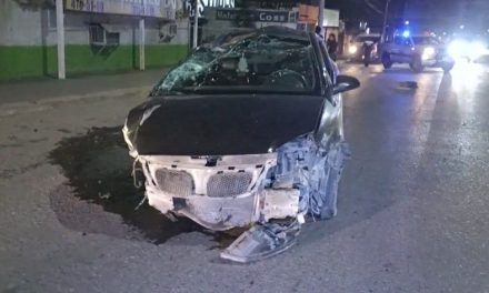 Hombre se estrella contra barda de un taller en Saltillo