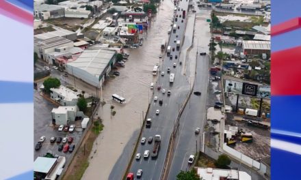 Ignoran barreras y semáforos pluviales en Saltillo