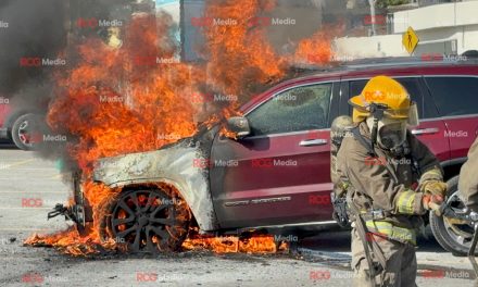 Incendio consume camioneta en centro recreativo CTM