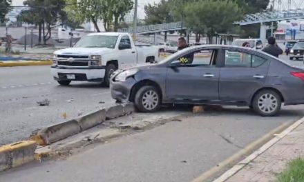 Intenta cambiar de carril y choca contra camellón