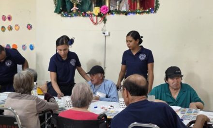 Llevan cadetes de la Comisaría de Seguridad alegría a adultos mayores en asilo