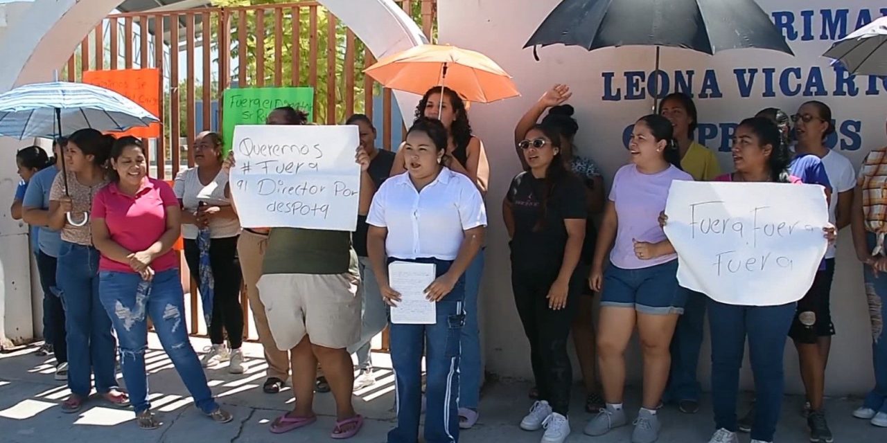 Madres de Familia cierran escuela en Monclova
