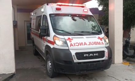 Motociclista lesionado tras chocar contra taxi en la General Cepeda-Parras