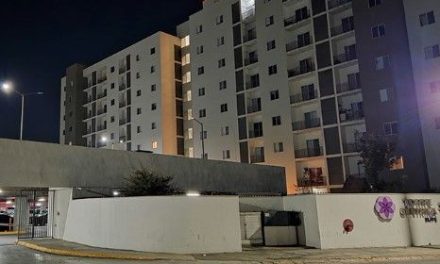 Hallan a hombre sin vida con huellas de violencia en departamento de Monterrey