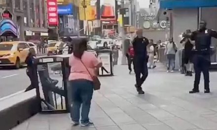 Mujer es ‘neutralizada’ por policías  en Times Square en Nueva York tras presuntamente atacar a dos personas