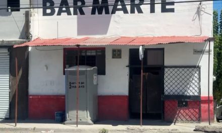 Opera bar en el centro de Saltillo con sanitarios en la banqueta