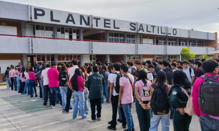 Denuncian padres de familia del CECyTEC  en Saltillo condicionante para entrar a clases