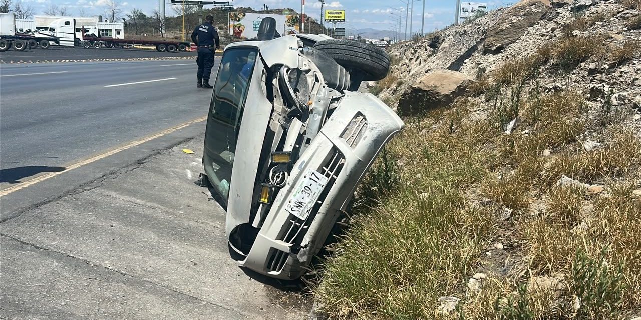 Chevy termina volcado en los límites de Saltillo y Ramos Arizpe