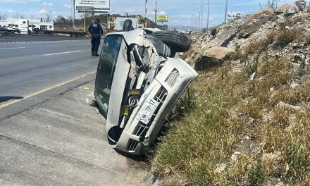 Chevy termina volcado en los límites de Saltillo y Ramos Arizpe