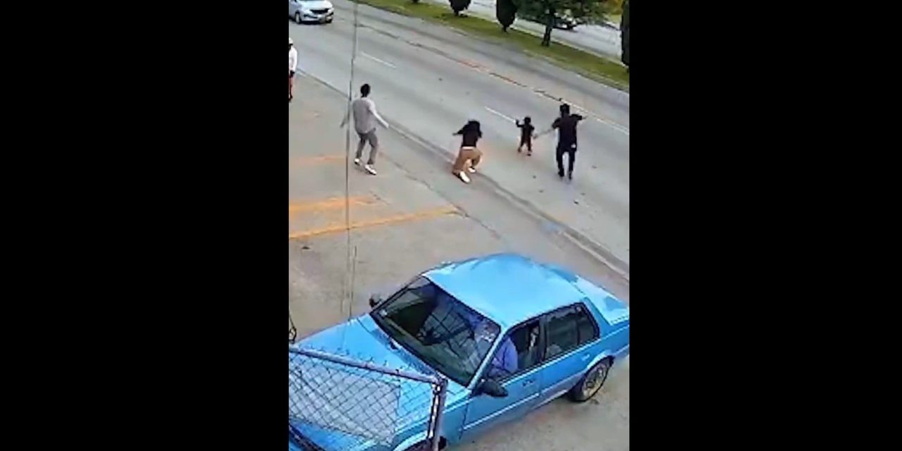 Ciudadano arriesga su vida para salvar a una niña de ser atropellada en Puebla