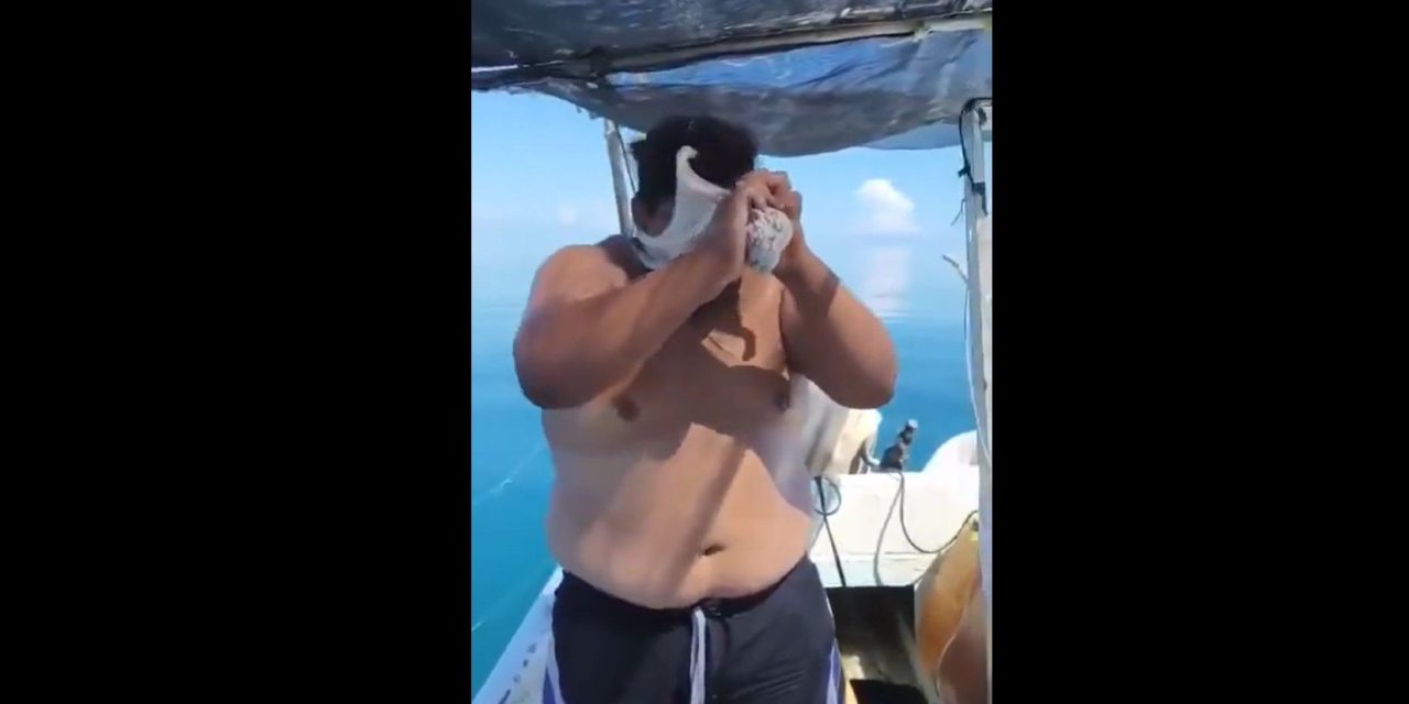 Un pulpo se aferra al rostro y cuello de un pescador en pleno mar y desata momentos de angustia y risas