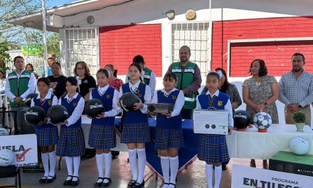 Alcalde de Ramos Arizpe entrega mobiliario y equipo a la escuela Independencia de la colonia Analco