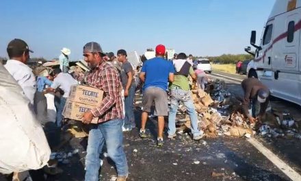 Así fue la rapiña tras volcadura de tráiler cargado con cerveza