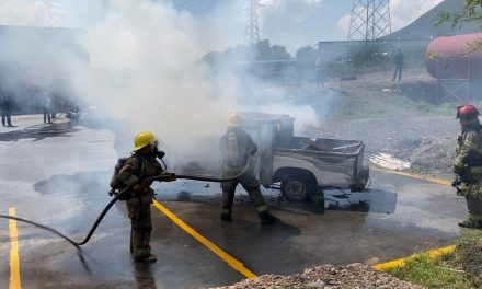Reconoce alcaldesa de Arteaga a elementos de Protección Civil y Bomberos