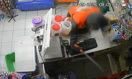 Asaltante armado con machete irrumpe en negocio de Ramos Arizpe y somete a empleada en Jardines de Analco