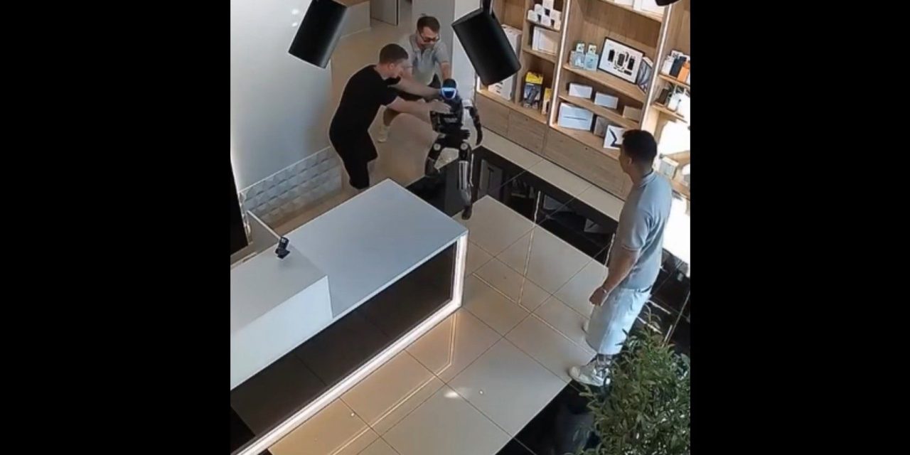 ¡Robot se rebela en Rusia! Dispositivo intenta atacar a un hombre tras ser empujado