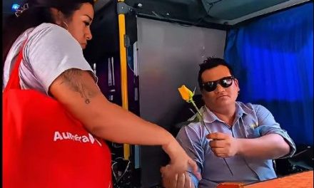 Transporte público en Veracruz sorprende a sus pasajeras con rosas amarillas