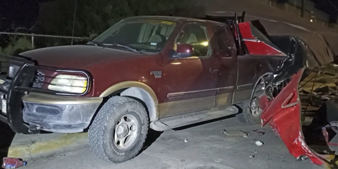 Hombre en estado de ebriedad se lleva puesto de comida en Saltillo