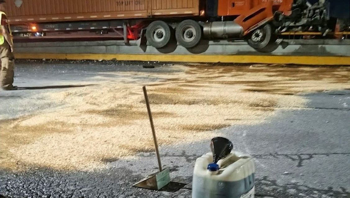Conductor se queda dormido al volante y provoca derrame de diésel en puente La Reina
