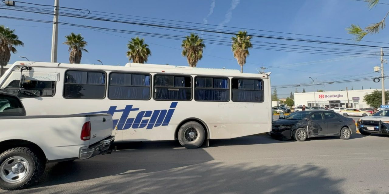 Transporte de personal ocasiona accidente al norte de Saltillo
