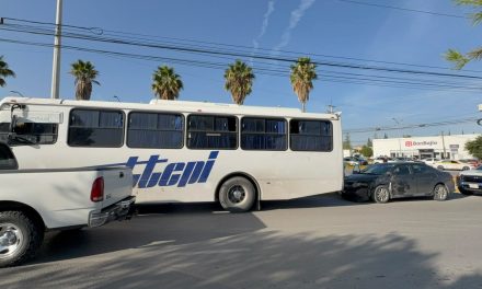 Transporte de personal ocasiona accidente al norte de Saltillo