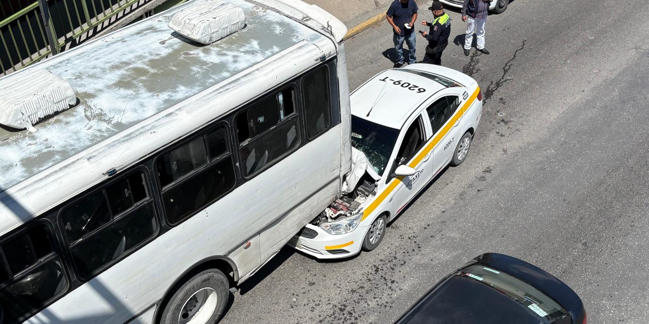 Taxista se incrusta en transporte público en Saltillo