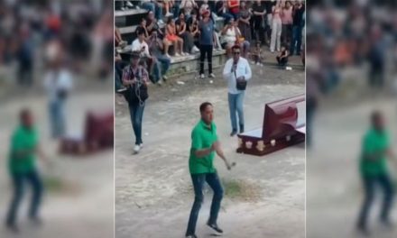 Critican a exdiputado ‘El Tecmol’ por llegar con ataúd a batalla de ‘farmear aura’
