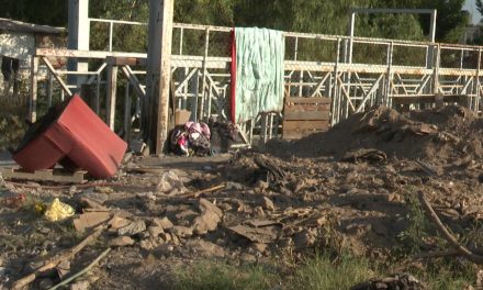 Tiran escombro a plena luz del día en un arroyo de la colonia Rubén Jaramillo