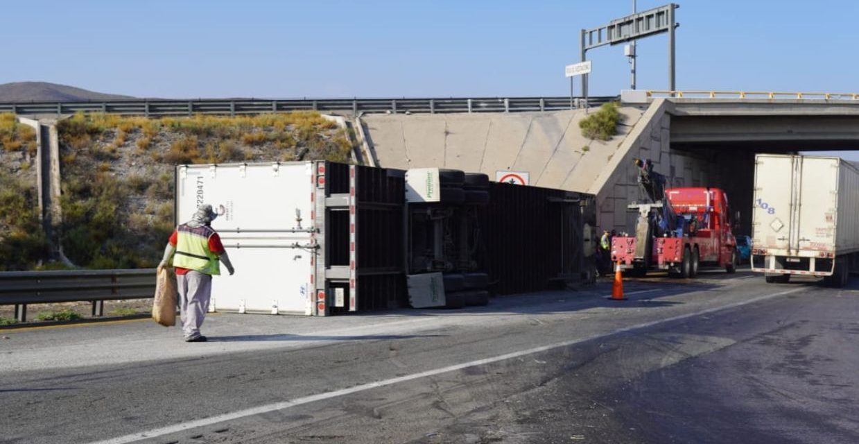 Vuelca tractocamión en la carretera Monterrey-Saltillo